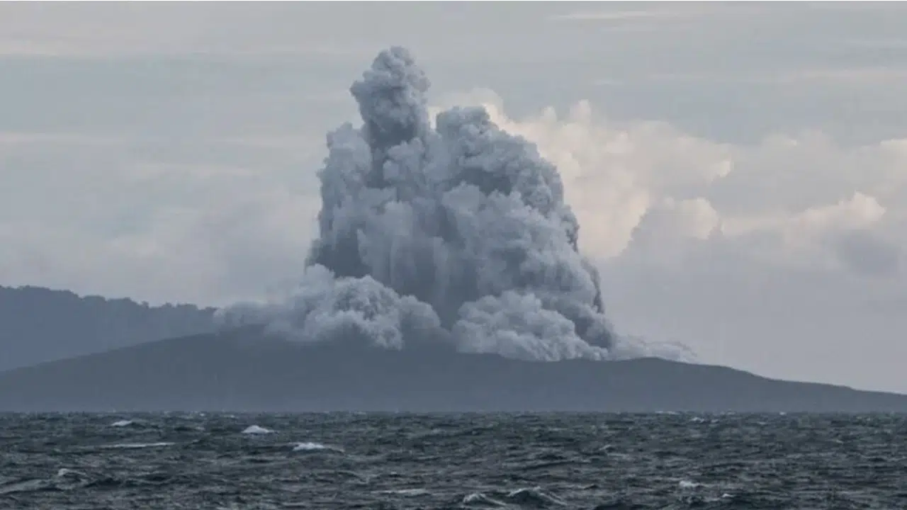 1806-anak-krakatau-yanardagi-patladi-6-havalimani-kapatildi
