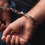 Atac violent într-o localitate din Neamț. O femeie, lovită cu toporul în cap de concubinul gelos, a fugit în stradă pentru a-și salva viața
