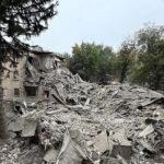 „Căutăm orice semn de viață”: Zeci de civili sunt îngropați sub ruine după un nou atac de-al Rusiei
