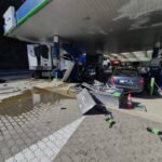 Accident grav într-o benzinărie de pe DN 7. Un camion a distrus o pompă de carburant, șoferul este încarcerat. Traficul, blocat complet